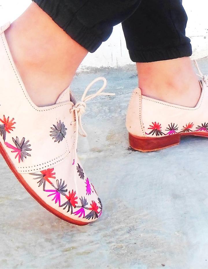 Handmade Leather Derby with Hand-Embroidered Stars Made of Raffia - Slow Chic Fashion