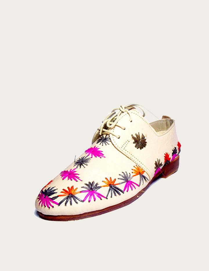 Handmade Leather Derby with Hand-Embroidered Stars Made of Raffia - Slow Chic Fashion