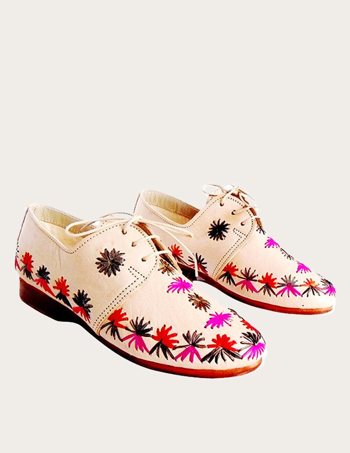 Handmade Leather Derby with Hand-Embroidered Stars Made of Raffia - Slow Chic Fashion