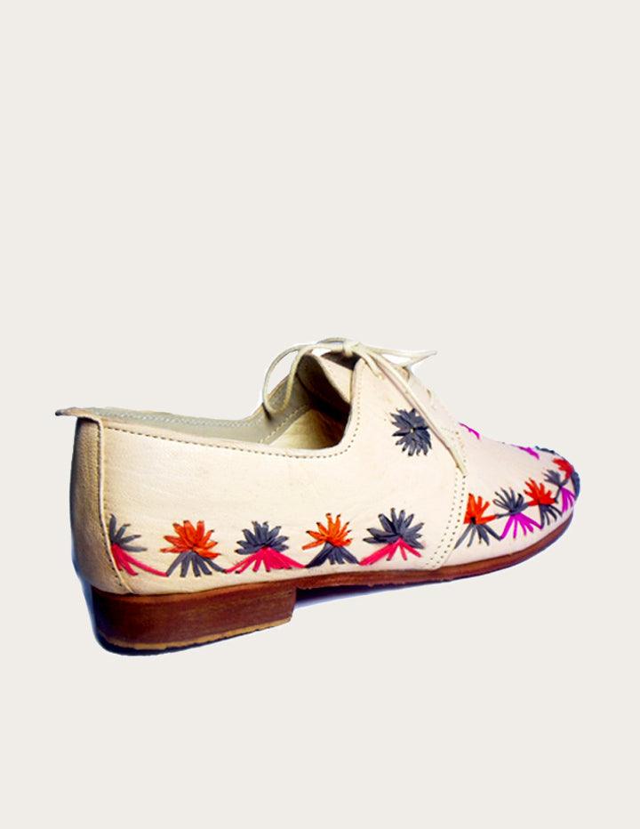 Handmade Leather Derby with Hand-Embroidered Stars Made of Raffia - Slow Chic Fashion