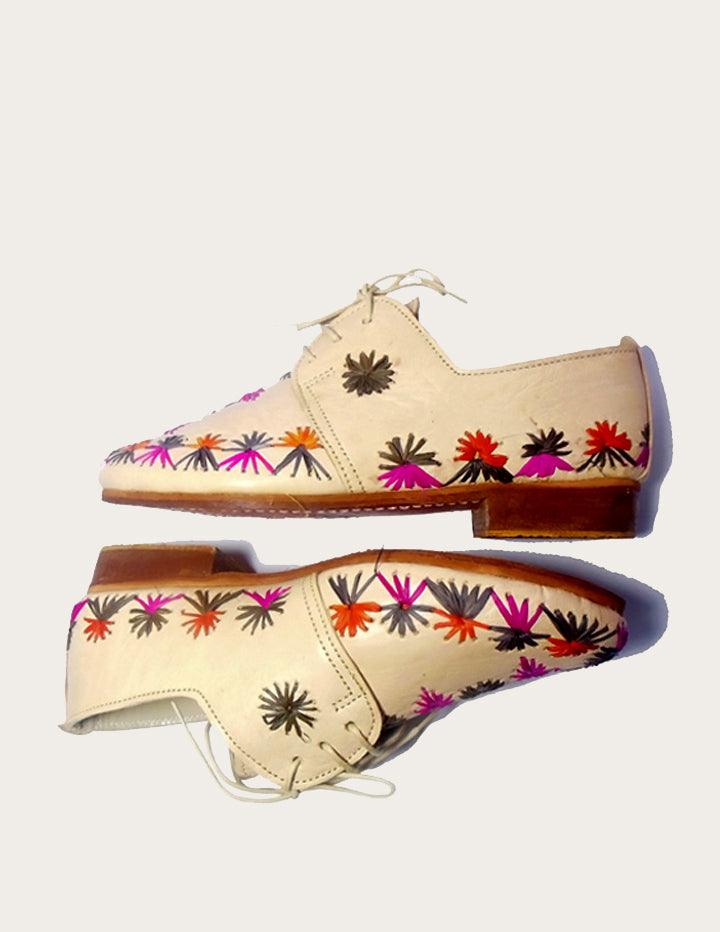 Handmade Leather Derby with Hand-Embroidered Stars Made of Raffia - Slow Chic Fashion