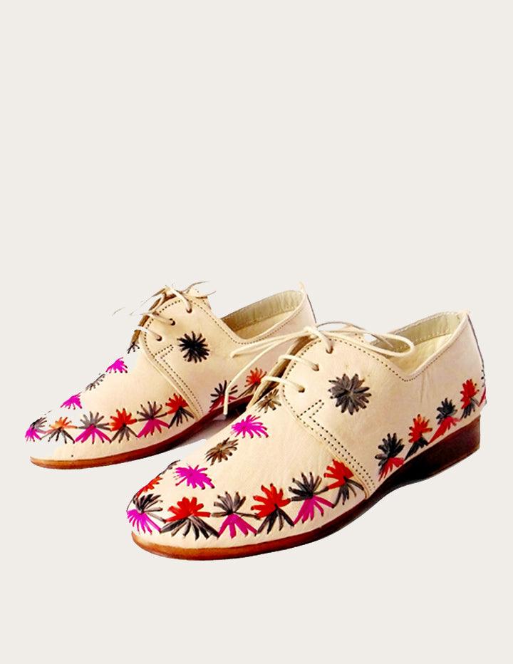 Handmade Leather Derby with Hand-Embroidered Stars Made of Raffia - Slow Chic Fashion